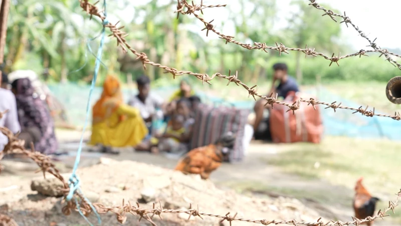পশ্চিমবঙ্গের হাকিমপুর সীমান্ত চৌকিতে বহু মানুষ রোজ জড়ো হচ্ছেন বাংলাদেশে ফিরে যাওয়ার জন্য (ফাইল ছবি)। বিবিসি