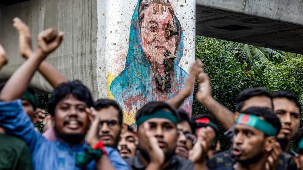 স্বৈরাচার হাসিনা ভারত পালিয়ে যাওয়ার পর তার ছবিতে জনগনের ক্ষোভ।