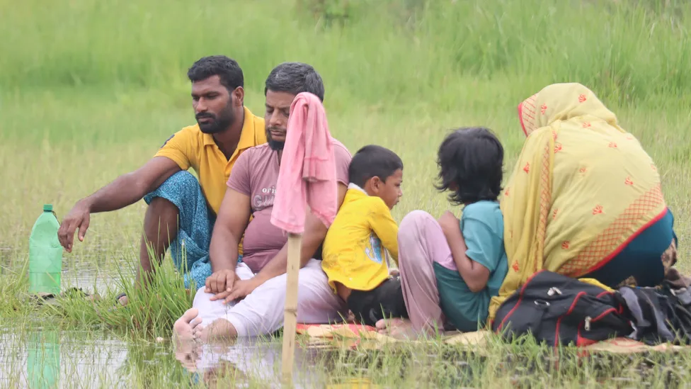 শুক্রবার পঞ্চগড়ের বড়বাড়ি সীমান্তে শূন্যরেখায় ১০ জনকে পুশইন করে বিএসএফ।